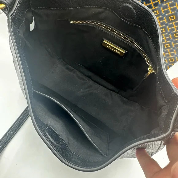 Tory Burch Carson Hobo Crossbody Bag Black Pebbled Leather Gold Logo Very EUC - Picture 4 of 4